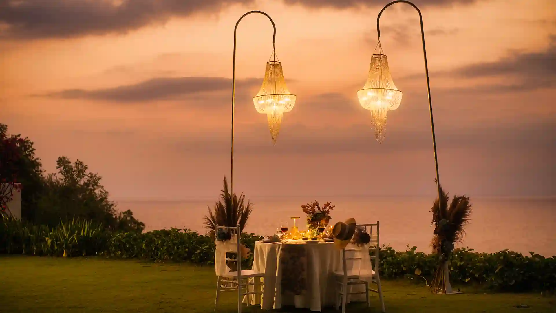 Tim berkolaborasi selama tantangan gaya 'Amazing Race' di luar ruangan.